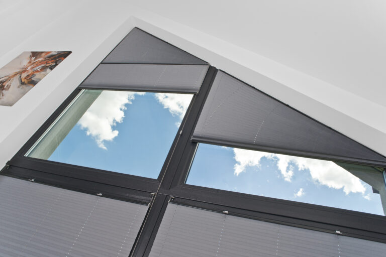 Eckfenster mit Faltrollo